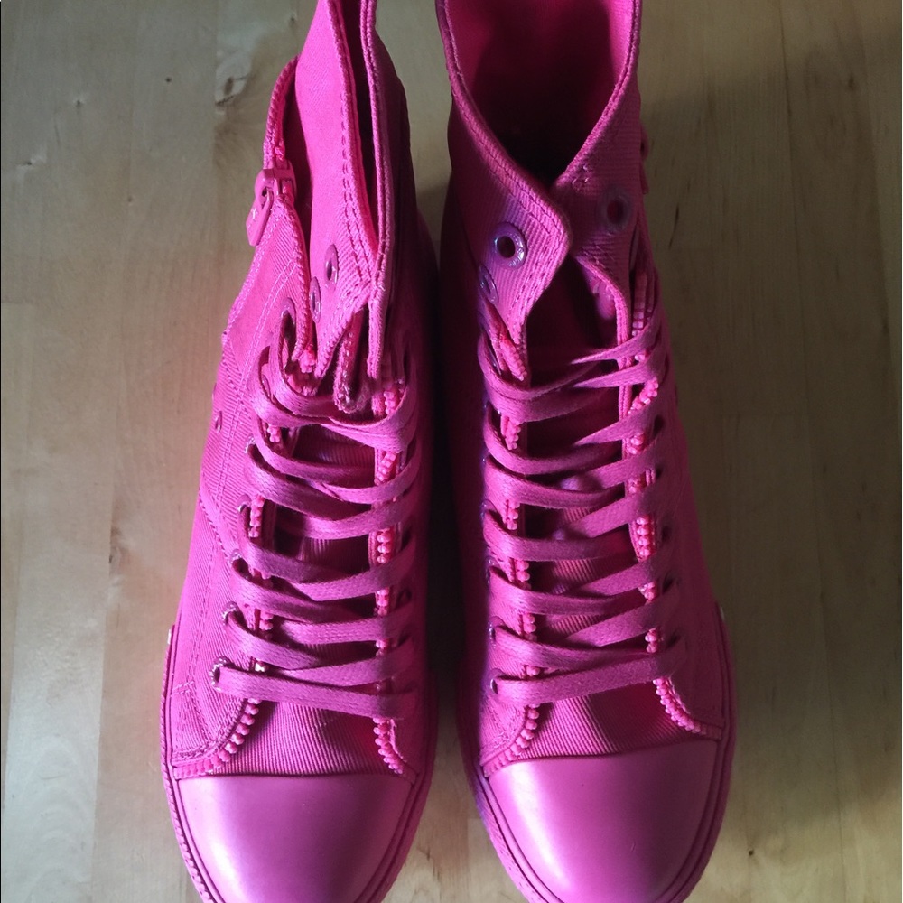 COPY - NEW Levi's unisex sneakers, size 8 (women)